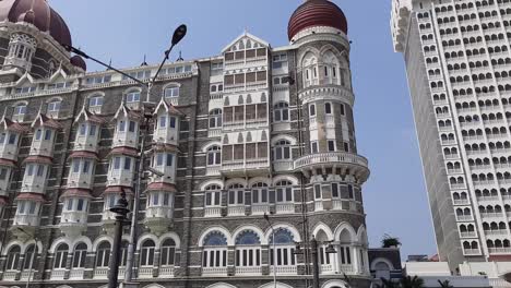 Palomas-Palomas-Volando-Frente-Al-Hotel-Taj-Mahal-Palace-En-Mumbai,-India