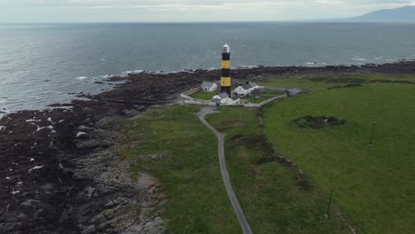 Luftaufnahme-Von-St.-John&#39;s-Point-Lighthouse-An-Einem-Bewölkten-Tag,-County-Down,-Nordirland