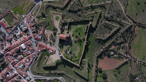 Schloss-Mourao-Und-Kirche-Innerhalb-Der-Mauern,-Portugal