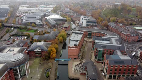 Canal-De-Nottingham-Vías-Fluviales-Británicas-Construyendo-Reino-Unido,-Imágenes-Aéreas-De-Drones-Vibrantes-Colores-Otoñales
