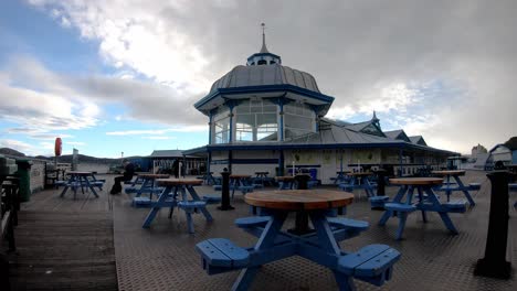 Wolken-Ziehen-über-Llandudno-Pier-Pavillon-Aus-Holz-Viktorianisch-Walisisch-Wahrzeichen-Café-Zeitraffer