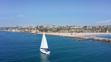 Segelboot-In-Den-Gewässern-Der-Balboa-Peninsula-Bay-In-Newport-Beach,-Kalifornien