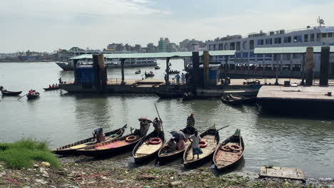 Verschmutztes-Flussufer-Von-Buriganga-Am-Südwestlichen-Stadtrand-Von-Dhaka,-Der-Hauptstadt-Von-Bangladesch