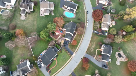 Top-down-aerial-of-homes-in-neighborhood