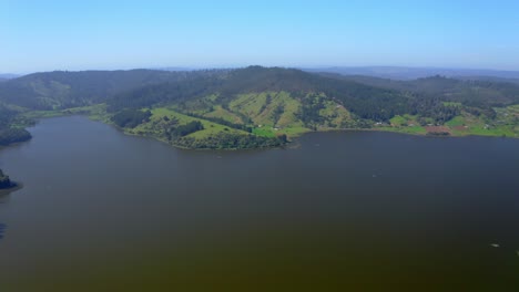Laguna-Torca,-Región-Curicó-Del-Maule,-Viaje-A-Través-De-Chile-Tiro-De-Drone-Tiro-Ancho-Viajando