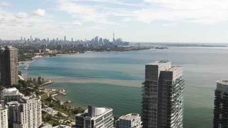 Die-Atemberaubende-Skyline-Von-Toronto-Aus-Der-Luft-Gefilmt