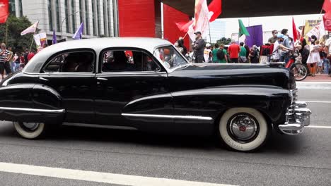 Schwarz-1947-Cadillac-Serie-61-Oldtimer-In-Der-Paulista-Avenue,-Sao-Paulo,-Brasilien
