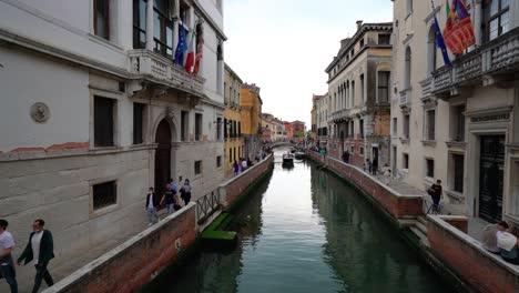 Vista-De-Venecia-Del-Antiguo-Edificio-Tradicional-Con-Turista-Peatonal-Desde-Un-Estrecho-Canal-En-El-Centro-De-La-Ciudad