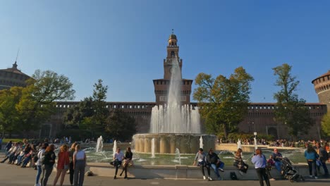 Außenansicht-Des-Mittelalterlichen-Schlosses-Sforza-Oder-Castello-Sforzesco-In-Mailand-Und-Brunnen