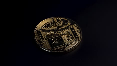 Goldene-Bitcoin-Dreht-Sich-Im-Uhrzeigersinn-Von-Hell-Nach-Dunkel-Auf-Dunklem-Hintergrund