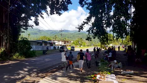 Gente-En-Un-Pequeño-Puesto-De-Mercado-Local-De-Frutas-Y-Verduras-En-La-Ciudad-De-Arawa-En-La-Isla-Tropical-De-La-Región-Autónoma-De-Bougainville,-Papúa-Nueva-Guinea