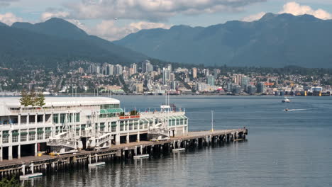 Panorama-Del-Norte-De-Vancouver-Desde-La-Estación-Frente-Al-Mar-En-El-Centro-De-Vancouver,-Bc,-Canadá