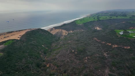 drone-flight-over-coastal-landscape-at-Torrey-Pines-State-Natural-Reserve,-San-Diego,-CA