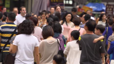 Zeitlupen-Panning-Clip-Einer-Menschenmenge-Ohne-Maske,-Die-In-Hongkong-Die-Straße-überquert