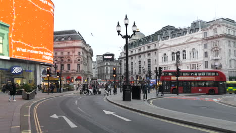 Real-time-Piccadilly-Circus-view,-London-2021