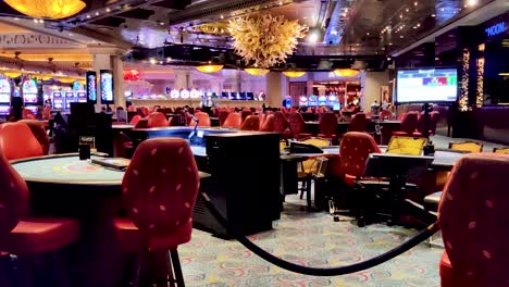 Luxus-poker--Und-Spieltische-Im-Atlantis-Hotel,-Bahamas,-Schwenk-Rechts-Von-Einem-Leeren-Kasino-Während-Der-Pandemie-Covid-19,-4k-30-Fps