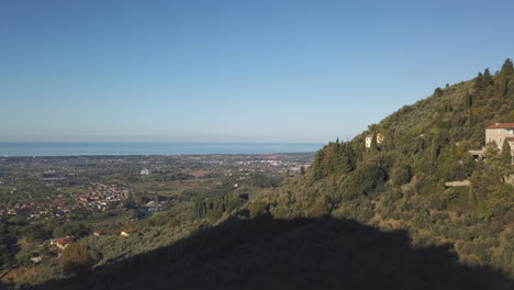 Drohnen-Luftaufnahme,-Die-Sich-über-Den-Wunderschönen-Toskanischen-Hügeln-Erhebt-Und-Die-Stadt-Lido-Di-Camaiore-Enthüllt
