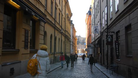 Leute,-Die-Tagsüber-Auf-Der-Mittelalterlichen-Straße-In-Gamla-Stan,-Der-Alten-Stadt-Von-Stockholm-In-Schweden,-Spazieren-Gehen