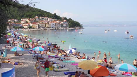 Many-people-sunbathing-on-Beach-Sipar,-Mos-c-enic-ka-Draga,-Croatia
