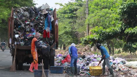 Garbage-worker,-while-transporting-piles-of-garbage,-Batang,-October-13,-2021