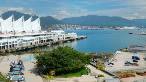 Canada-Place-Und-Seabus-Terminal-Am-Ufer-Des-Burrard-Inlet-In-Vancouver,-British-Columbia,-Kanada