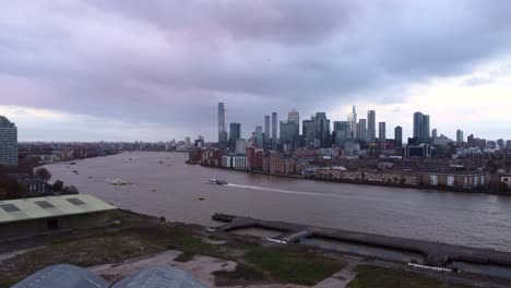 Luftbild-Von-Canary-Wharf-Mit-Überboot-Von-Thames-Clippers-In-London