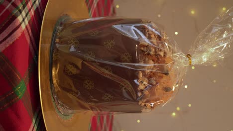 Traditionelles-Weihnachtlich-Verpacktes-Italienisches-Panettone,-Süßes-Festliches-Brot