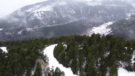 Drohnenschuss,-Der-über-Schneebedeckte-Berggipfel-In-Den-Pyrenäen-Fliegt