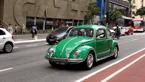 Volkswagen-Fusca-Beetle-Verde-En-La-Avenida-Paulista-En-Sao-Paulo,-Brasil