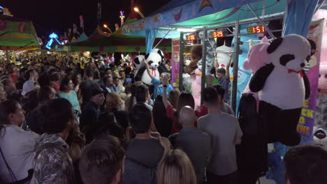 Eine-Menschenmenge-Versammelt-Sich,-Um-Ein-Karnevalsspiel-Im-Cne-In-Toronto,-Kanada,-Zu-Sehen