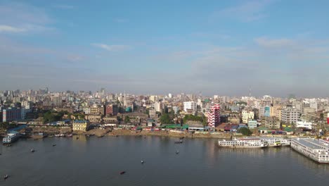 Weite-Luftsicht-Auf-Das-Stadtbild-Von-Dhaka-Am-Ufer-Des-Buriganga-Flusses