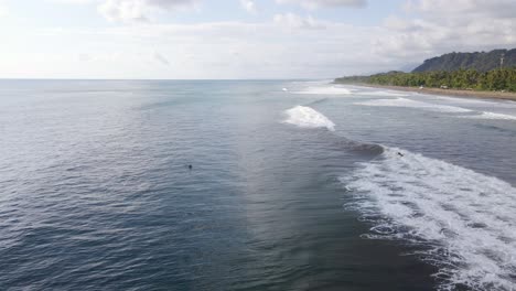 Zwei-Surfer,-Die-An-Einem-Bewölkten-Tag-Am-Dominical-Beach-In-Costa-Rica-Wellen-Fangen