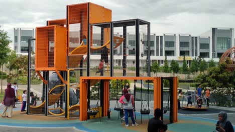 Moderner-Kinderspielplatz-Im-Freien-Im-öffentlichen-Park
