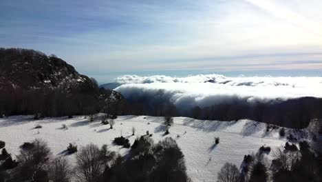 Schöne-Aufnahme-Von-Orografischen-Oder-Wasserfallwolken-In-Den-Pyrenäen