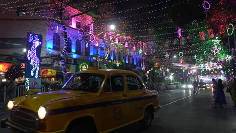 Static-view-of-moving-traffic-on-the-beautifully-decorated-Park-Street-in-Kolkata,-India-on-Christmas-Eve