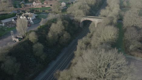 Eisenbahn-Steinbrücke-Arden-Sandstein-Shrewley-Warwickshire-Winterluftaufnahme-Großbritannien