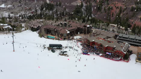 Urlaubszeit-Skigebiet-Komplex-Bei-Schneefall,-Luftdrohnenansicht