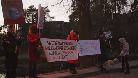 Menschen-Mit-Schildern-Mit-Putin-Gesicht-Während-Eines-Protestes-Gegen-Den-Krieg-In-Der-Ukraine-In-Vilnius