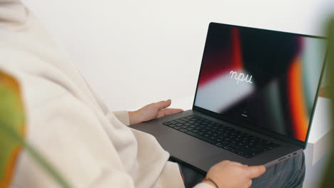 Typ,-Der-Auf-Der-Couch-Sitzt-Und-Das-Neue-Macbook-Pro-2021-Mit-M1-Max-Chip-Verwendet