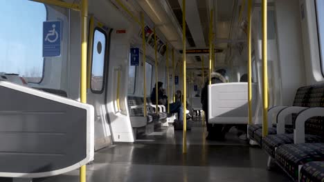 Blick-Durch-Den-Wagen-Auf-Der-Londoner-U-Bahn-S8-Stock-Train