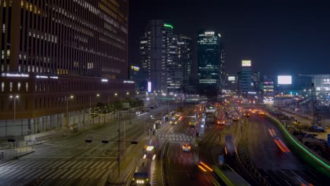 Beleuchtetes-Nachtseoul-Und-Lichtspuren-Von-Bussen-Und-Autos-Mit-Wunderschöner-Skyline-In-Der-Nähe-Des-Bahnhofs-Von-Seoul---Zeitraffer-Herauszoomen