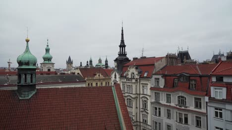 Dächer-Und-Türme-Von-Prag,-Interessante-Aussicht-Vom-Dach,-Hauptstadt-Der-Tschechischen-Republik