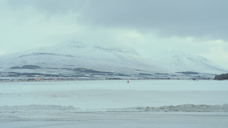 Landebahn-Und-Beleuchtung-Des-Flughafens-Akureyri-In-Island-An-Einem-Wintertag