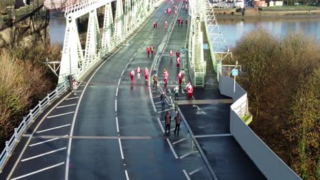 Charity-Santa-Dash-Fun-Run-über-Runcorn-Silver-Jubilee-Bridge-Luftaufnahme-Langsam-Nach-Oben-Kippen
