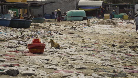 Schmutziges-Strandufer-Voller-Plastikmüll-In-Südostasien