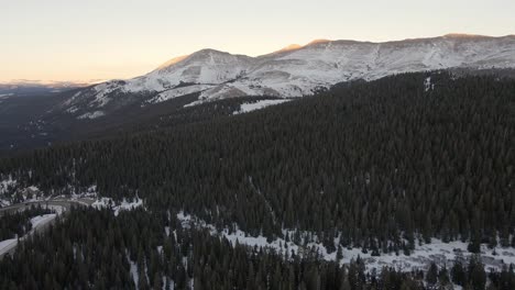Luftaufnahmen-über-Highway-9-Bei-Sonnenuntergang-Mit-Hoosier-Ridge-Und-Red-Mountain-Im-Hintergrund
