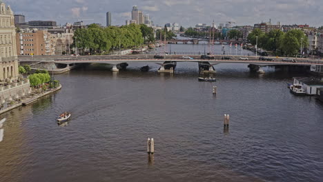 Amsterdam-Niederlande-Antenne-V44-Low-Level-Drone-Flyover-Brücken-Entlang-Des-Amstel-Flusses,-Die-Tagsüber-Reihen-Traditioneller-Holländischer-Wohnungen-Im-Weesperzijde-viertel-Am-Flussufer-Einfangen---August-2021