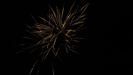 Explodierendes-Feuerwerk-Am-Dunklen-Abendhimmel