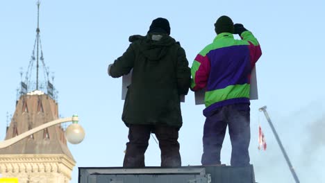 Zwei-Männer-Stehen-Und-Tragen-Ein-Plakat,-Das-Ihre-Hand-Während-Des-Freiheitskonvoi-Protestes-Hebt