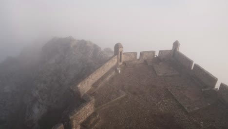 Nebel-Bedeckt-Die-Steinernen-Zinnen-Der-Burg-Marvão